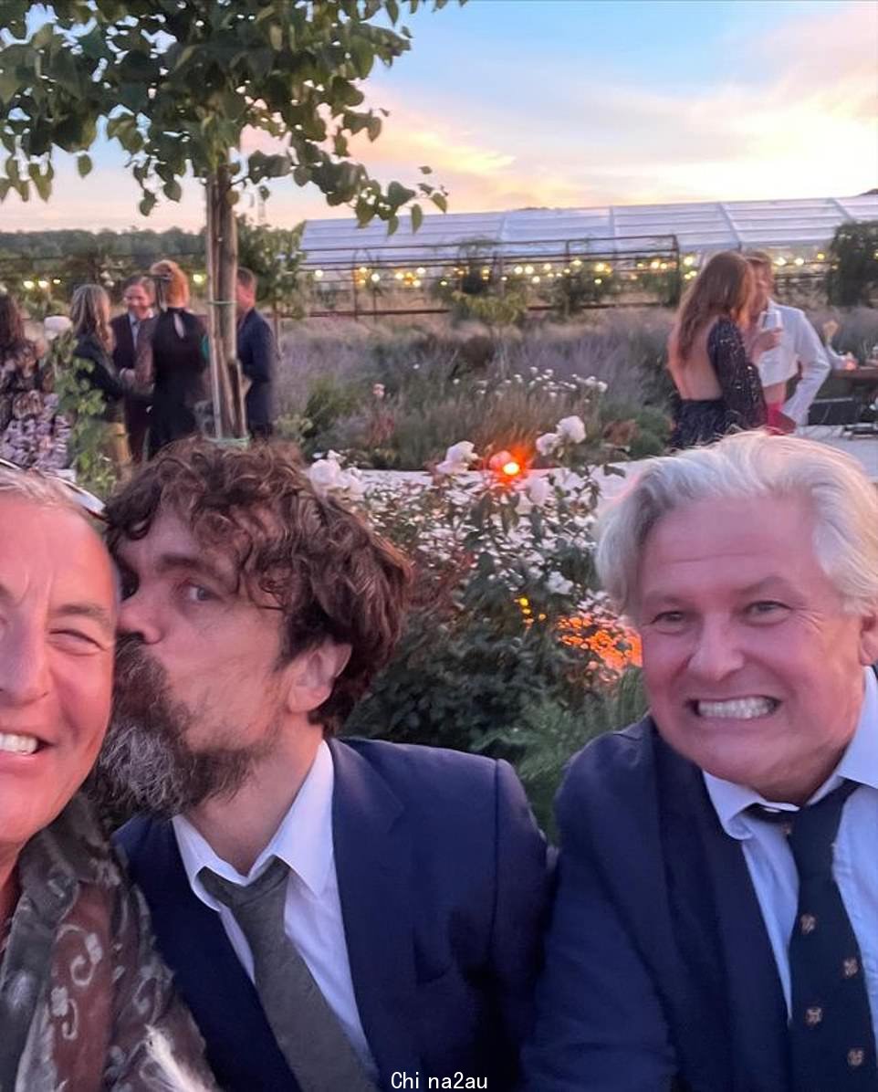 收起!在另一张照片中,她的搭档 Peter Dinklage 和 Conleth Hill 看起来很合身并穿着靴子,因为彼得在一位客人的脸颊上亲了一口“class=