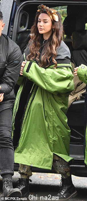 Complete: 这套衣服搭配一双厚实的黑色实用靴子