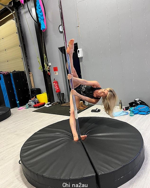 Flexible!莎拉·杰恩·邓恩 (Sarah Jayne Dunn) 展示了她“最喜欢”的钢管舞新爱好,展示了她的灵活性和力量,并且一瞬间,她的针从钢管的一端分裂到其他