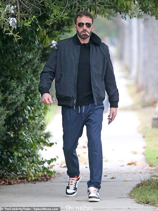Solo Smoke break: Ben Affleck 周五一大早在洛杉矶布伦特伍德附近外出时正在享受烟雾休息