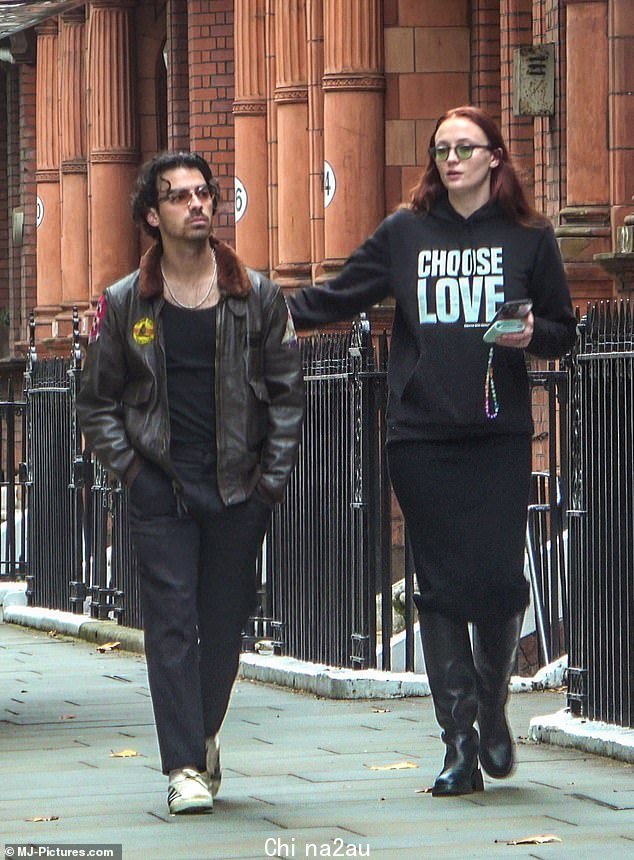 Loved-up: Sophie 在他们走在街上时把一只充满爱意的手臂放在乔的背上