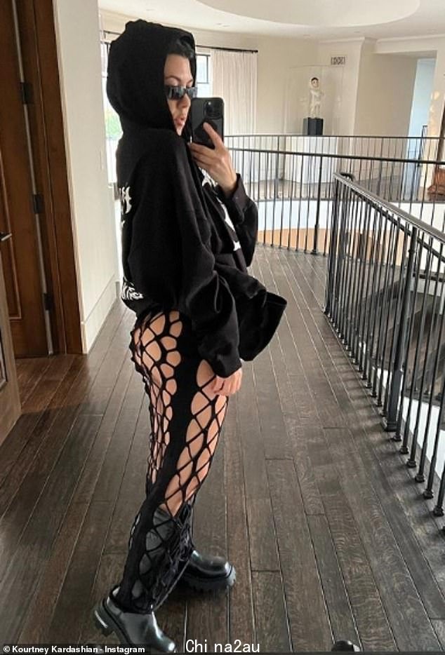 Cheeky: Kourtney Kardashian 在周五为丈夫 Travis Barker 的 Blink-182 重聚之旅做准备时,进行了一场厚颜无耻的表演