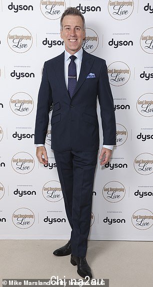 Dashing: Anton Du Beke 看起来比以往任何时候都更快乐,因为他在他的衣冠楚楚的合奏中摆姿势