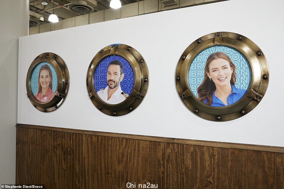 Stars: 该套装包括假舷窗,以流行系列 Under Deck 的演员为特色