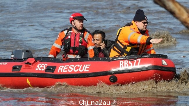 一名男子从 Maribyrnong 的 Raleigh 路获救，该路在大雨系统席卷维多利亚后被洪水淹没。图片：NCA NewsWire / David Crosling