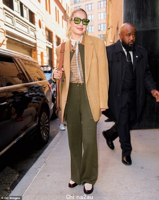 Granny Gigi:Gigi Hadid 似乎已经接受了沿海祖母的趋势,这意味着像 Diane Keaton 在Something's Gotta Give 中的许多层次;周五在纽约看到