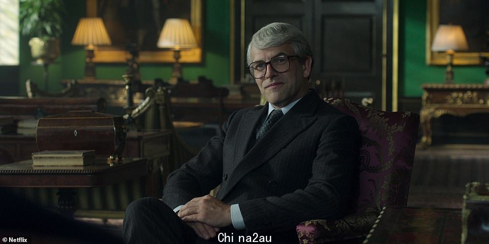 Throwback:乔尼·李·米勒 (Jonny Lee Miller) 在扮演前王子的角色时,穿着黑色西装剪裁了一个衣冠楚楚的形象部长 John Major