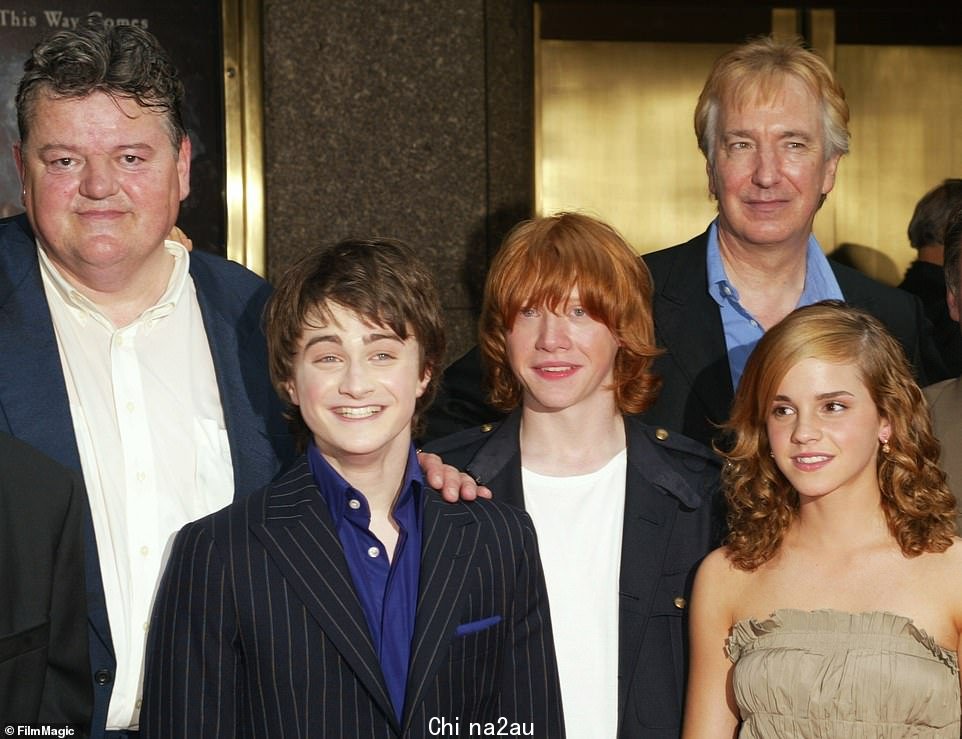 Coltrane (左) 与他的哈利波特联合主演 (L-R) Daniel Radcliffe、Rupert Grint、Emma Watson 和 Alan Rickman (后面)
