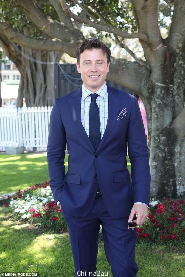 James Tobin 也身着深蓝色西装出席了活动