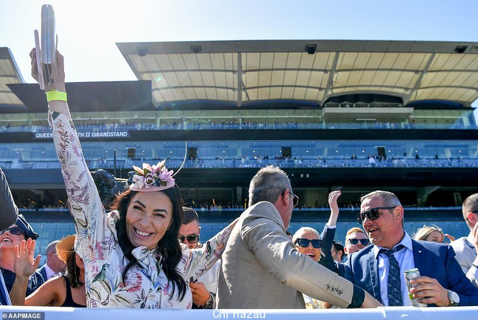 骑师雷切尔·金 (Rachel King) 在珠穆朗玛峰日在兰德威克 (Randwick) 的悉尼锦标赛中获胜后,车主庆祝