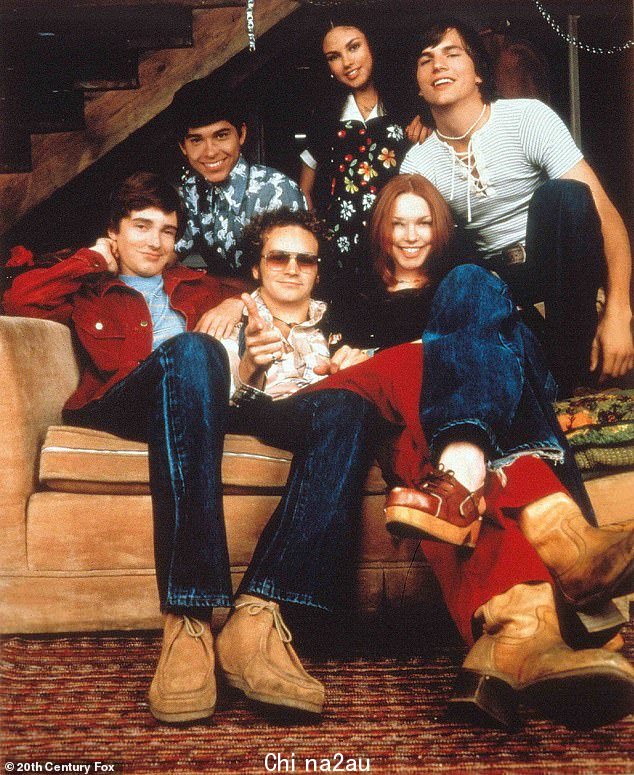 马斯特森(中)在 1998 年至 2006 年的 70 年代演出中扮演聪明的 Steven Hyde