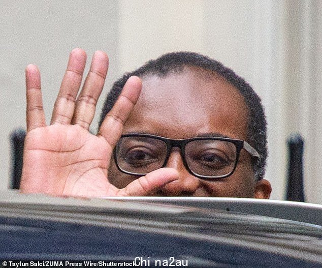 假定脑波x Kwasi Kwarteng 获得了最快被解雇的可疑荣誉——仅持续 38 天。图为昨天离开唐宁街” class=