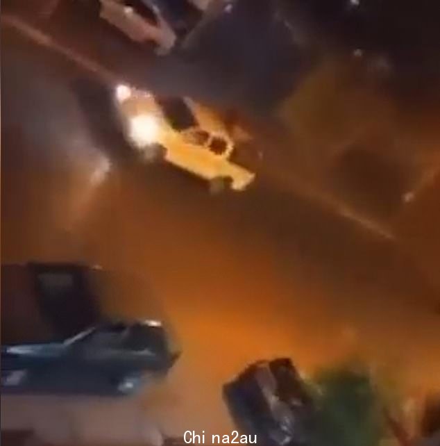 抗议者被一辆后部装有机关枪的小卡车追赶,似乎在向他们开火