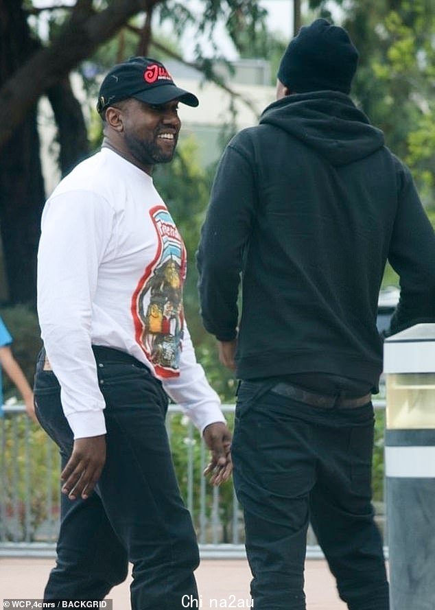重聚!有人发现尼克遇到了朋友 Kanye West,他也在现场为他的女儿 North West 加油打气