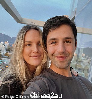 一大堆喜讯:这对夫妇在怀孕前几天首次宣布怀孕消息六月庆祝他们的结婚五周年