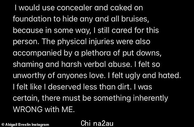 掩盖伤痕:这位明星承认她过去常常用厚厚的粉底等化妆品来隐藏自己的瘀伤和伤痕,因为当时她“仍然在乎这个人”