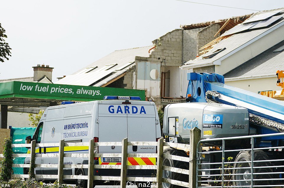 Garda 上周在 Co Donegal 的 Creeslough 村 Applegreen 服务站的现场,有 10 人丧生