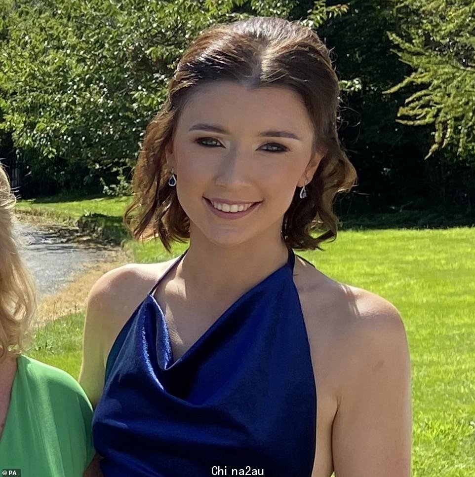 Jessica Gallagher,24 岁,最近回到家乡 Cr来自巴黎的伊斯洛。据了解,她当时在法国首都学习设计,但最近搬家了