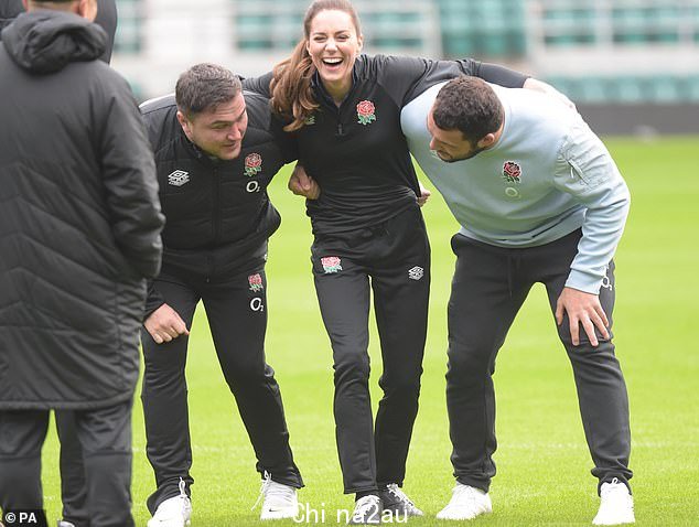陷入困境:威尔士王妃是道具 Jamie George(左)和 Ellis Genge 在 scrum 中的妓女