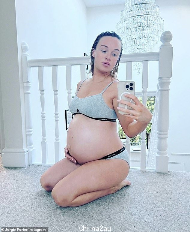 Stunning: Jorgie Porter 穿着灰色 Calvin Klein 胸罩和配套裤子展示了她越来越大的肚子,周二她在 Instagram 上分享了更新