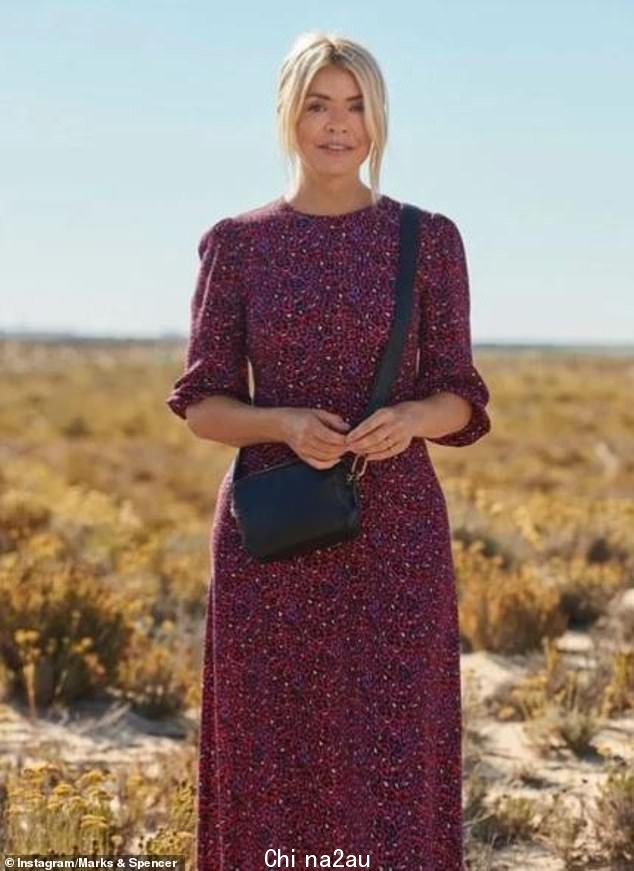 In style:Holly Willoughby 在周六的 Instagram 帖子中身穿 Marks & Spencer 的充满活力的混合色动物印花茶裙时引起了人们的注意