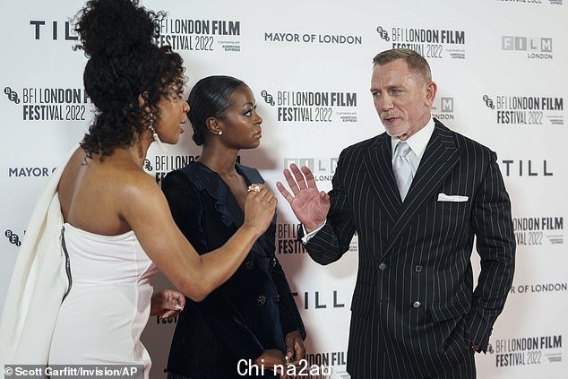 赶上来:丹尼尔被发现了在红地毯上与电影导演 Chinonye Chukwu (L) 和女演员 Danielle Deadwyler 合影
