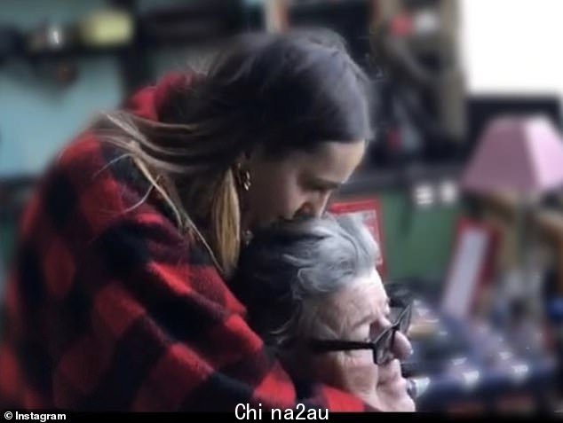 同时他的演员ss 妹妹 Alice McMillan 发布了一张情绪化的照片,照片中她心爱的父亲坐在家里,戴着眼镜,她穿着格子衬衫,从背后亲吻她的额头