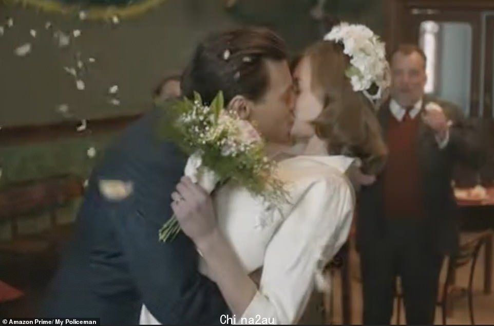 激情:哈里圣yles 与他在电影中的妻子 Emma 在电影中结婚时分享了一个吻……在 Harry 的角色继续与一位男性博物馆馆长有染之前