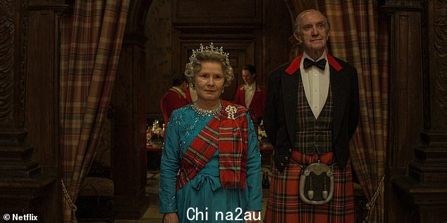 在这一集中,可以看到查尔斯告诉首相,如果他在即将在巴尔莫勒尔举行的舞会上看到女王,他将能够自己判断“我们都非常关心的这个机构是否安全可靠”(图为伊梅尔达·斯汤顿饰演伊丽莎白二世女王,乔纳森·普赖斯饰演菲利普亲王Edinburgh)
