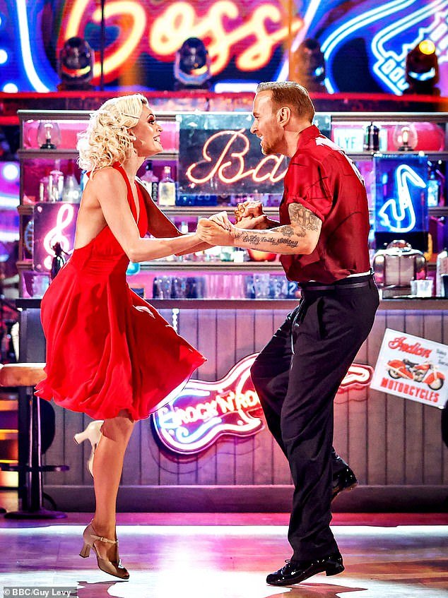 歌手、词曲作者和音乐家 Matt Goss 和 Nadiya Bychkova 在昨晚跳舞严格来跳舞