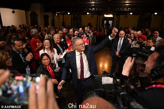 PM Albanese(上图)表示,该计划将提高工作场所的劳动力参与率和性别平等,“更多的家庭利用这个假期,分享那段宝贵的时间,分担照顾的责任更平等'