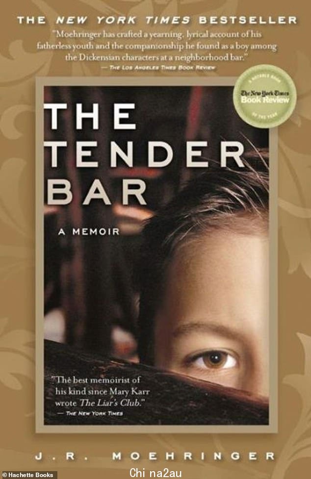 Agassi 在 2006 年美国公开赛期间阅读了 Moehringer 的自传 The Tender Bar(如图),非常喜欢它,以至于他邀请作者代笔写他自己的回忆录