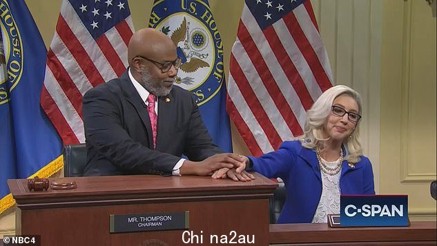 Kenan Thompson 作为众议员 Bennie Thompson - 没有关系 - (左)和 Heidi Gardner 作为众议员 Liz Cheney(右)在 SNL 1 月 6 日的委员会听证会上冷开
