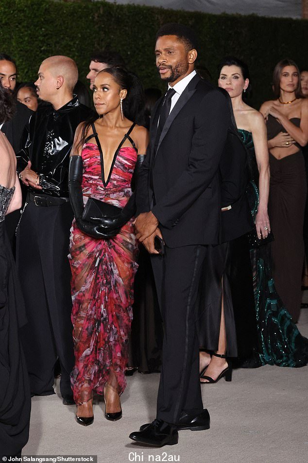 Sharp:Kerry 和她 41 岁的健壮丈夫 Nnamdi Asomugha 一起,他穿着黑色缎面翻领西装,看起来很锋利
