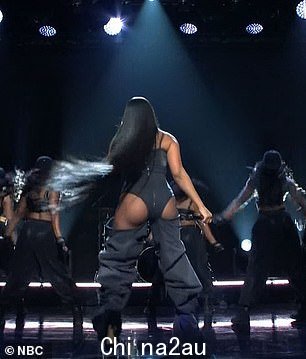 第二场演出:她在节目中唱的第二首曲子叫 NDA,她有一个完整的换装