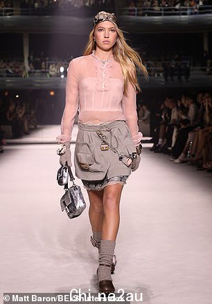 Lila 在 9 月纽约时装周 Fendi 秀场上