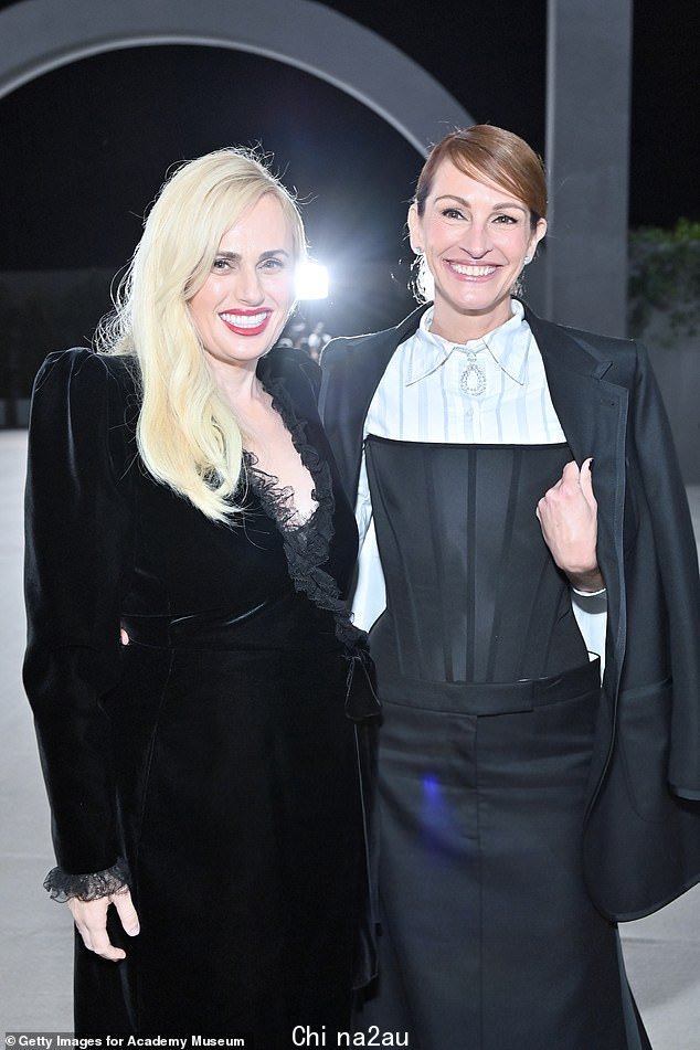 Gorgeous: 傍晚时分,Julia 目瞪口呆g snap with pal Rebel Wilson