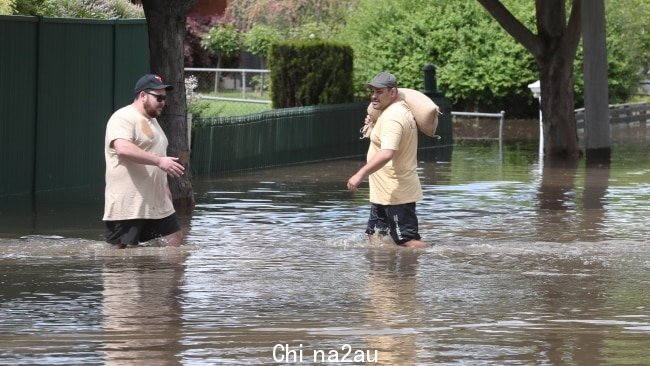Wyndham Street in Shepparton 因维多利亚公园湖在周日泛滥而泛滥。图片:David Crosling。