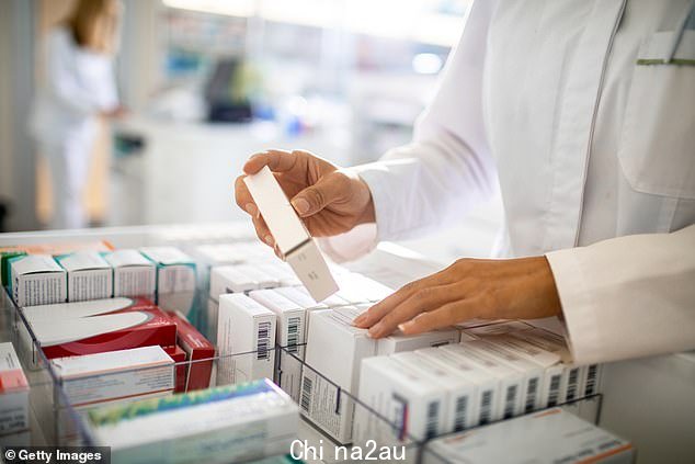 开y 目前 27,000 名社区药剂师中约有 1,000 名有资格开一些药物(库存图片)