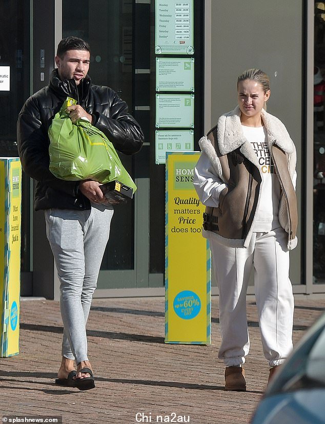 Out and about: Molly-Mae Hague 周日在柴郡和男友 Tommy 一起享受购物之旅时,用一件奶油色套头衫遮住了她的肿块