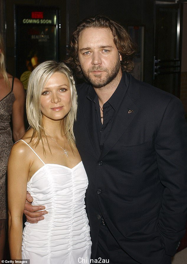 Russell 和他的前妻 Danielle 于 2003 年 4 月在他位于新南威尔士州的农场结婚。(摄于 2002 年)