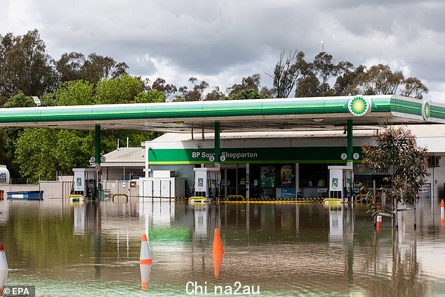 Shepparton、Orrvale、Murchison 和 Mooroopna 的居民被告知离开他们的社区为时已晚(如图,Shepparton 的一个被淹的 BP 加油站)