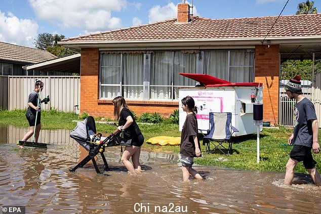当地居民在周日穿过 Shepparton 被淹的街道