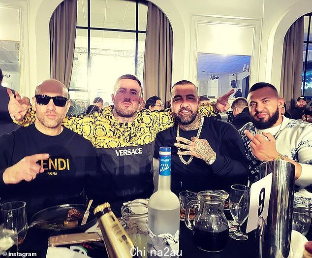 Allan Meehan(左二)身着 Versace,与 Taren 'hard2kill' 一起庆祝,Zahed 在 Instagram 上炫耀他的生活方式,导致他的银行账户被冻结