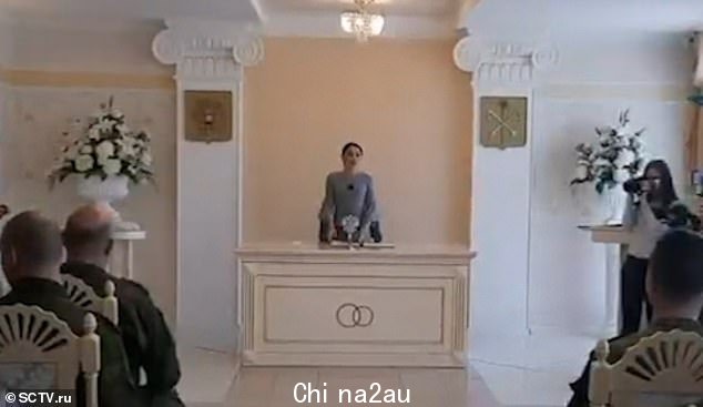 电视报道称,部署前士兵的快速婚礼“有利于士气”并“营造稳定感”
