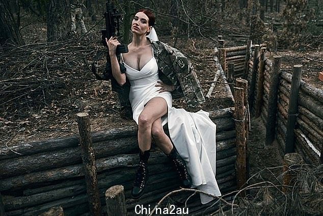 霰弹枪婚礼:Evhenia Emerald,如图中握着她的枪,嫁给了她的丈夫,同时在哈尔科夫的乌克兰前线