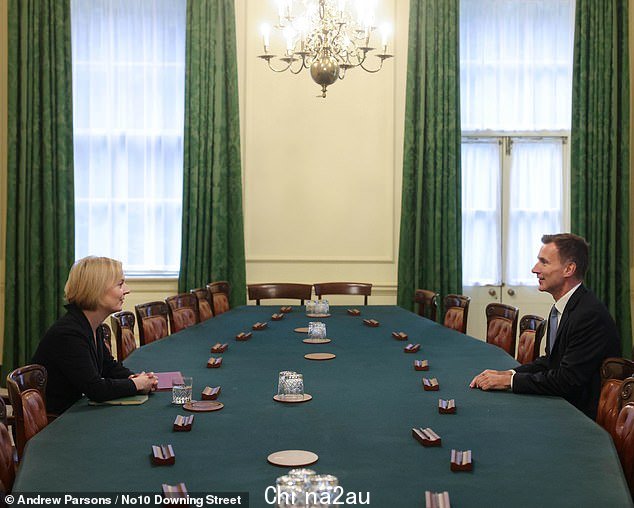 Liz Truss 将 Kwasi Kwarteng 扔到了船外,放弃了上个月吓坏了市场的命运多舛的迷你预算案,实际上将国家的管理权委托给了她new Chancellor
