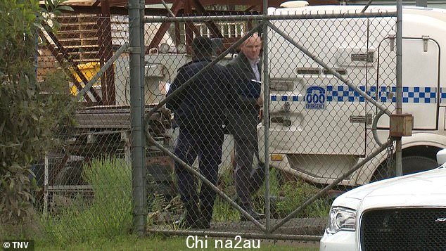 警察和侦探周一在现场并已开始调查(如图)