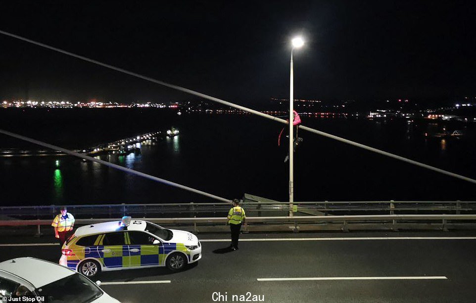 埃塞克斯警方表示,国道的同事正在护送车辆通过达特福德隧道,以减轻封路的影响