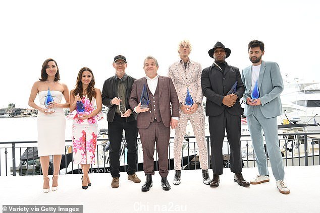 (L) Plaza、Aimee Carrero、Ron Howard、Patton Oswalt、Colson Baker、Jonathan Majors 和 Cooper Raiff 是电影节的获奖者